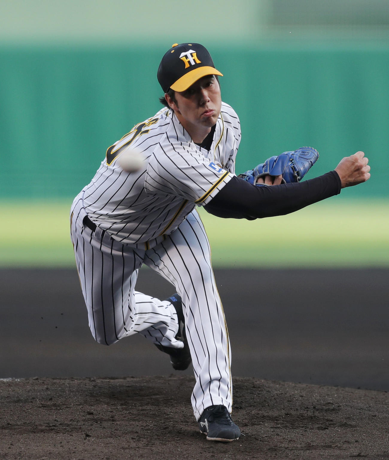 阪神対ヤクルト　力投する阪神先発の青柳（撮影・前田充）