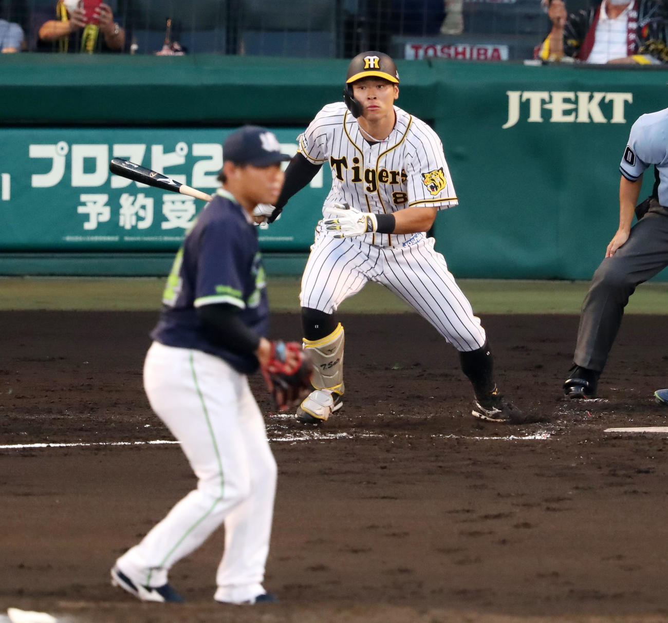 阪神対ヤクルト　2回裏阪神2死一、二塁、佐藤輝は右前適時打を放つ。投手は田口（撮影・加藤哉）