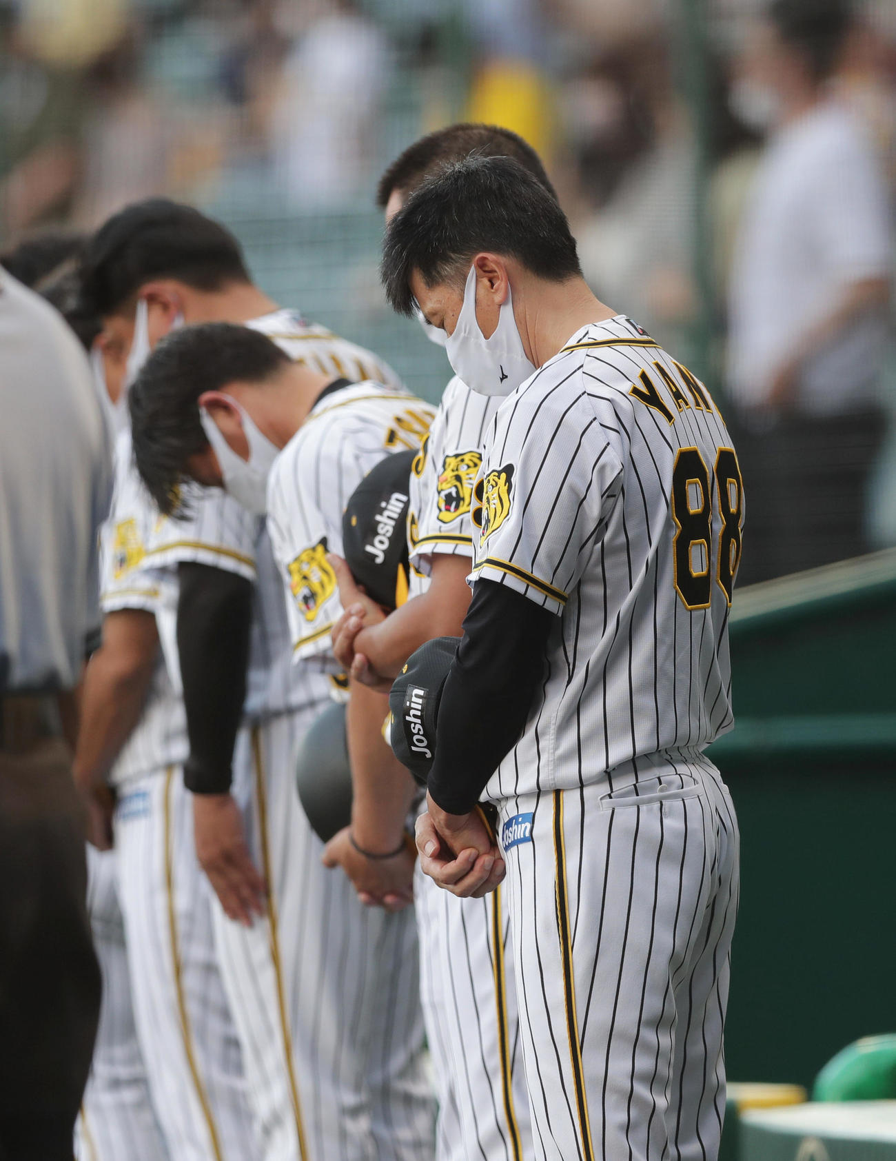 阪神対ヤクルト　試合前、野村克也氏に黙とうをささげる阪神矢野監督（手前）（撮影・前田充）
