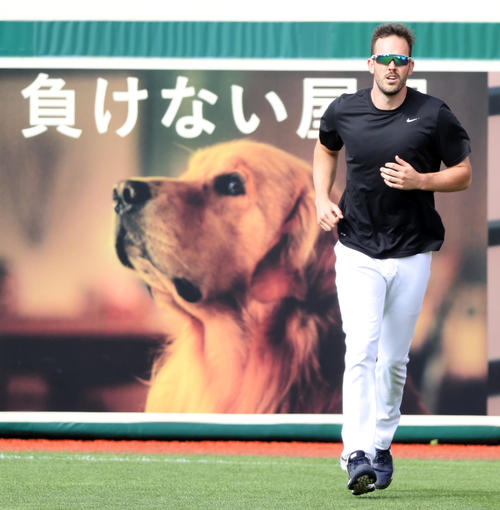 楽天対日本ハム　試合前、前日先発登板の日本ハムのバーヘイゲンはランニングで調整する（撮影・垰建太）
