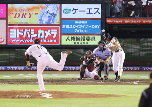 楽天対日本ハム　7回表日本ハム無死、二塁打を放つ万波。投手田中将（撮影・垰建太）