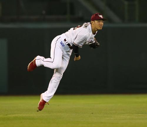 楽天対日本ハム　7回表日本ハム1死三塁、石井の中飛で辰己がタッチアップした万波を本塁で補殺する（撮影・黒川智章）