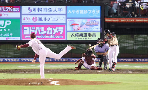 楽天対日本ハム　8回表日本ハム2死二、三塁、左前適時打を放つ野村。投手森原（撮影・垰建太）