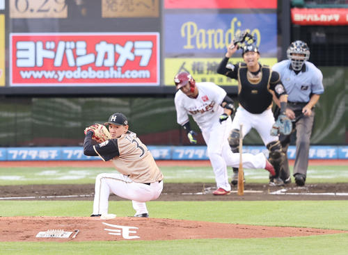 楽天対日本ハム　1回裏楽天無死一、二塁、浅村（中央）の打球に反応し併殺に仕留める立野（撮影・垰建太）