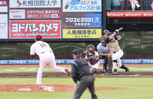 楽天対日本ハム　2回表日本ハム無死一、三塁、先制の適時打を放つ渡辺。投手田中将（撮影・垰建太）