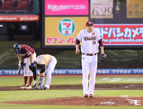 楽天対日本ハム　3回表日本ハム2死、近藤（左）に四球を与え呼吸を調える田中将（撮影・垰建太）