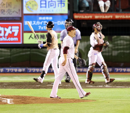 楽天対日本ハム　5回表日本ハム2死三塁、高浜を空振り三振に仕留め雄たけびを上げる田中将（撮影・垰建太）