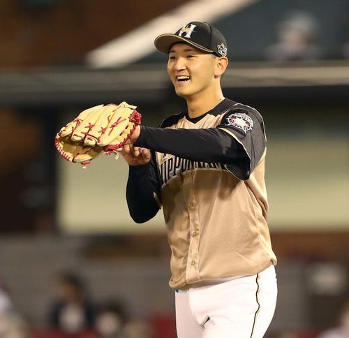 楽天対日本ハム　5回裏、笑顔を見せる立野（撮影・黒川智章）