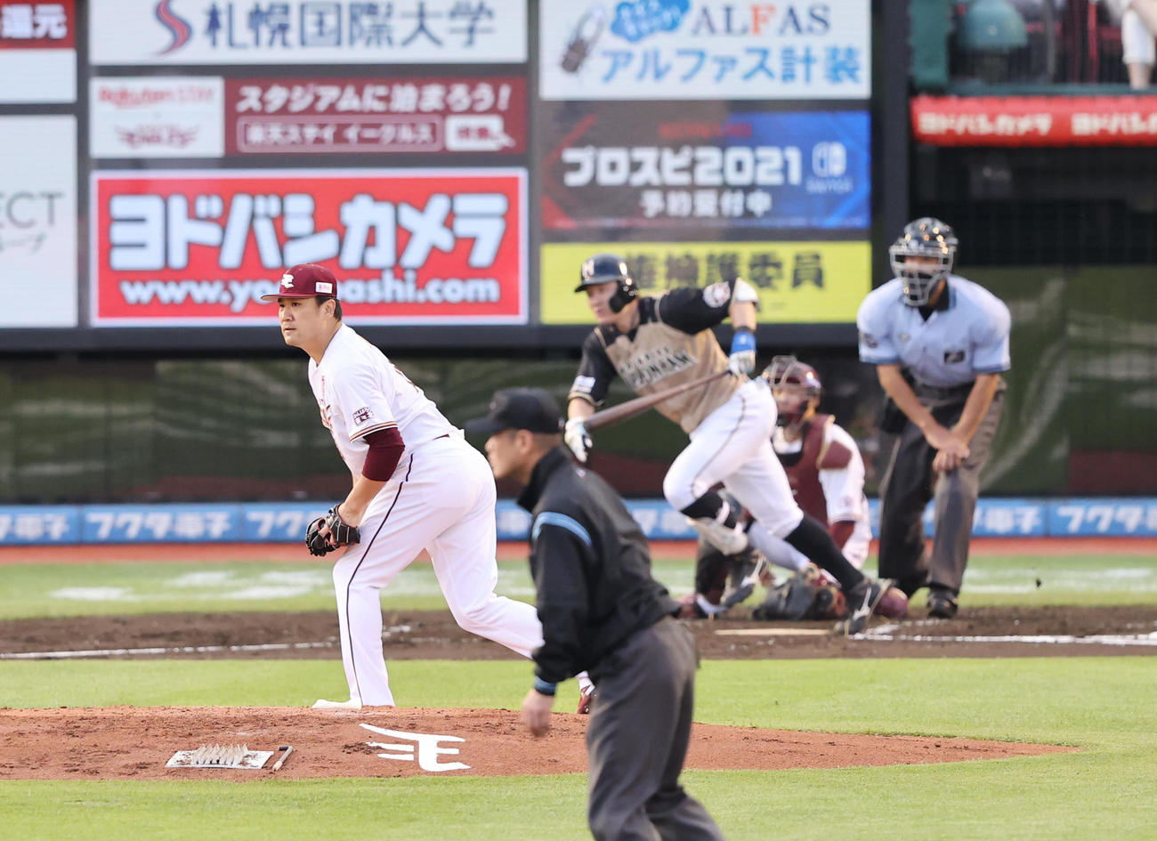 楽天対日本ハム　2回表日本ハム無死一、三塁、渡辺に先制の適時打を許す田中将（撮影・垰建太）