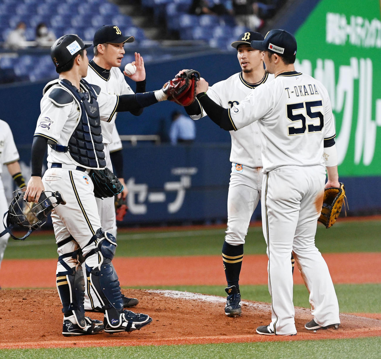 オリックス対ロッテ　ロッテに勝利、喜ぶオリックスナイン（撮影・前岡正明）