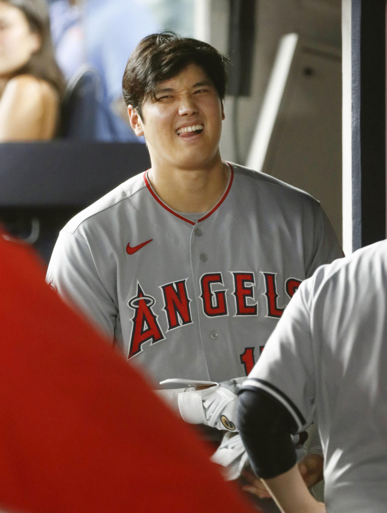 ヤンキース戦の7回、中飛に倒れベンチに戻ったエンゼルス・大谷