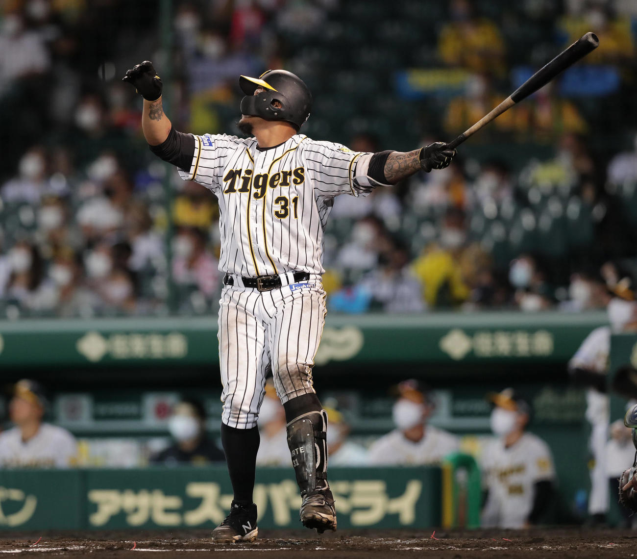 阪神対ヤクルト　8回裏阪神1死、右越え同点本塁打を放つマルテ（撮影・前田充）