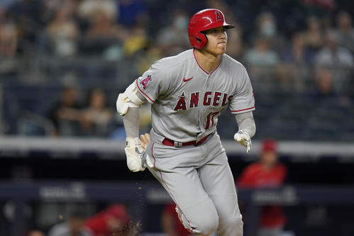 5回、2打席連発となる28号を放った大谷（AP）