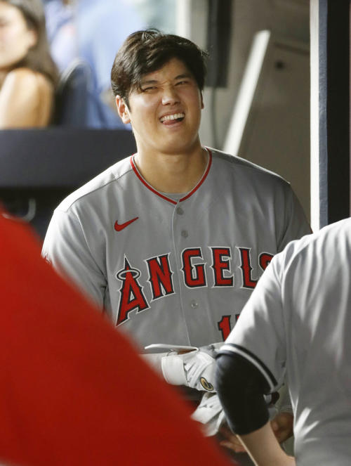 ヤンキース戦の7回、中飛に倒れベンチに戻ったエンゼルス・大谷