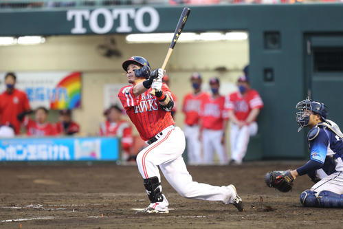 ソフトバンク対西武　3回裏ソフトバンク2死二塁、松田は左越えの2点本塁打を放つ（撮影・屋方直哉）