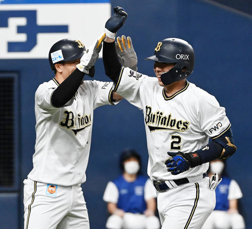オリックス対ロッテ　4回裏オリックス2死一、三塁、若月（右）は左中間に3点本塁打を放ち安達了一と笑顔でタッチ（撮影・前岡正明）