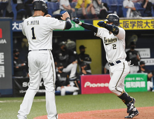 オリックス対ロッテ　4回裏オリックス2死一、三塁、若月（右）は左中間に3点本塁打を放ちモヤとタッチ（撮影・前岡正明）