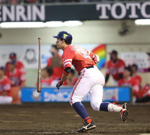 ソフトバンク対西武　4回裏ソフトバンク2死、栗原は右越えの本塁打を放つ（撮影・屋方直哉）
