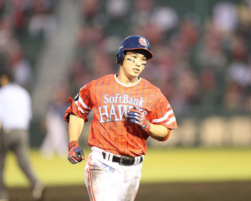 ソフトバンク対西武　4回裏ソフトバンク2死、栗原は右越えの本塁打を放つ（撮影・屋方直哉）