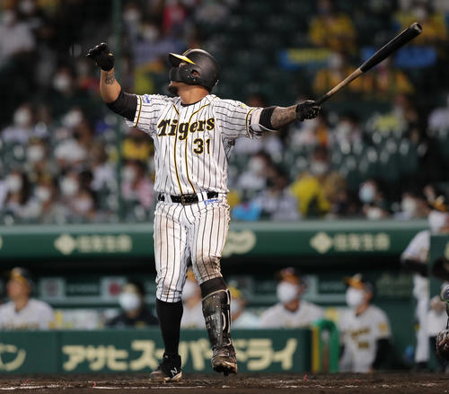 阪神対ヤクルト　8回裏阪神1死、右越え同点本塁打を放つマルテ（撮影・前田充）
