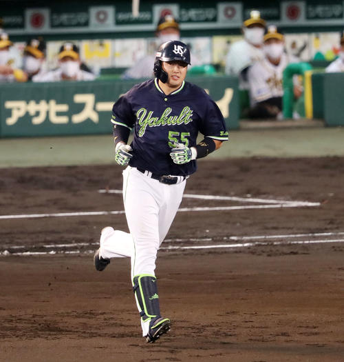 阪神対ヤクルト　4回表ヤクルト無死、村上は右越え本塁打を放つ（撮影・加藤哉）
