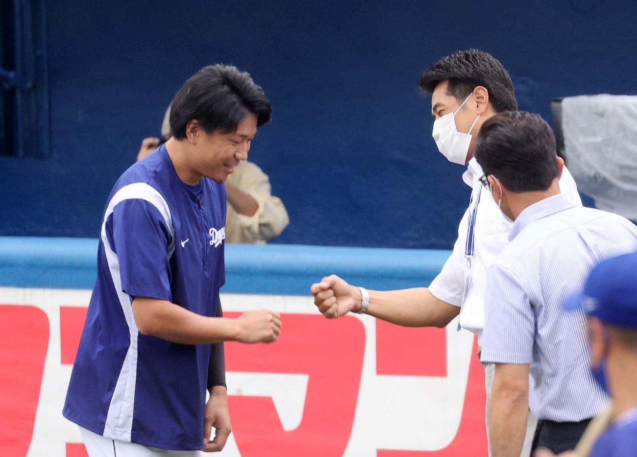 DeNA対中日　侍ジャパン稲葉監督（右）とグータッチする中日大野雄（撮影・鈴木正人）