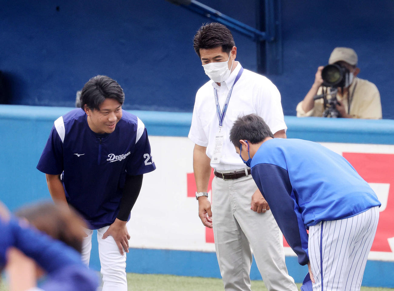 DeNA対中日　あいさつする左から中日大野雄、侍ジャパン稲葉監督、DeNA山崎（撮影・鈴木正人）
