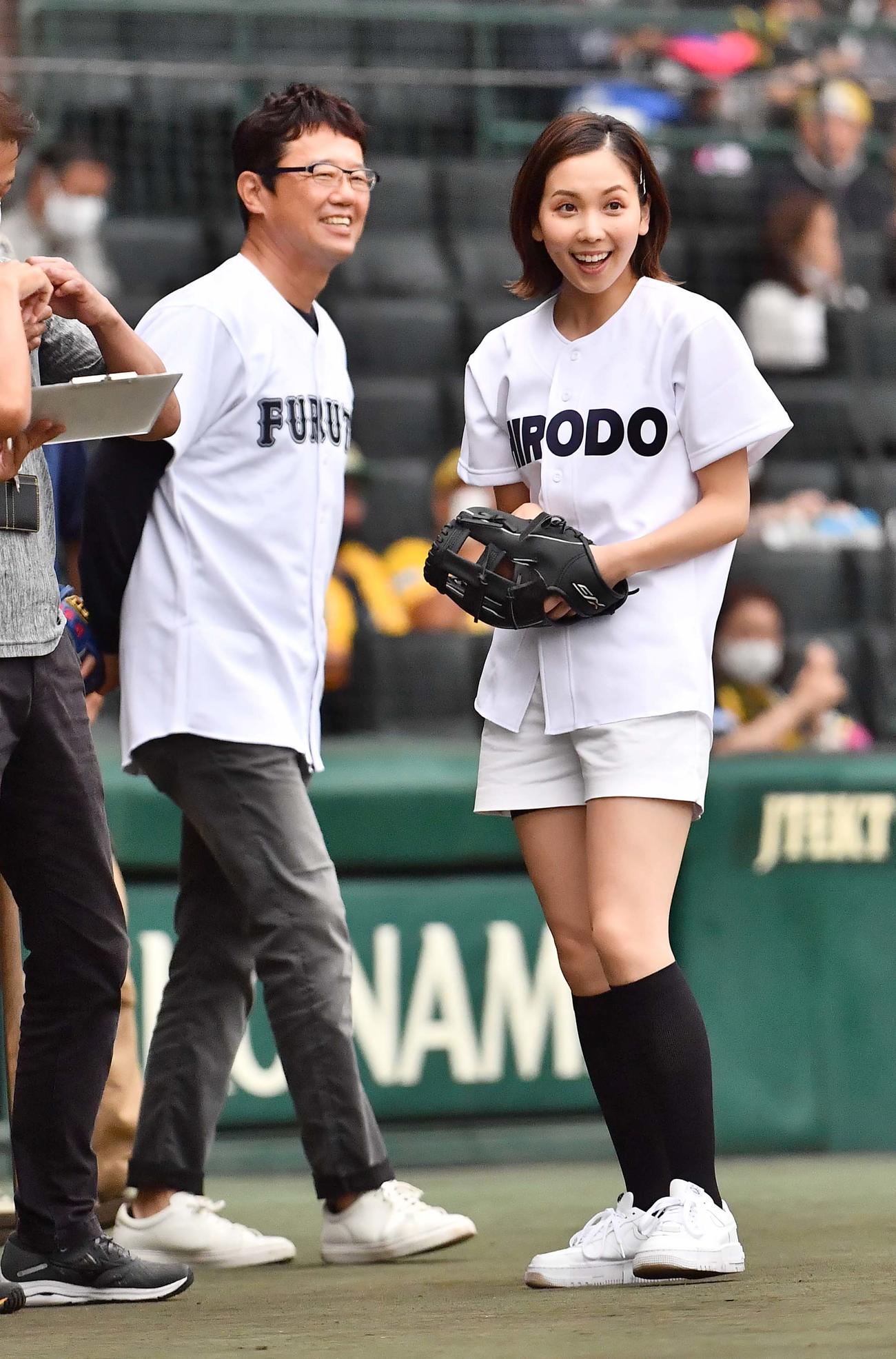 ファーストピッチセレモニーを行ったヒロド歩美アナウンサー（右）と捕手の古田敦也氏（撮影・上田博志）