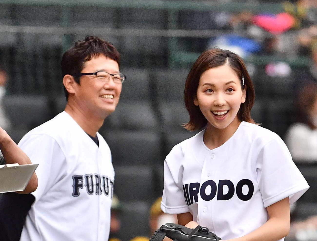 ファーストピッチセレモニーを行ったヒロド歩美アナウンサー（右）と捕手の古田敦也氏（撮影・上田博志）