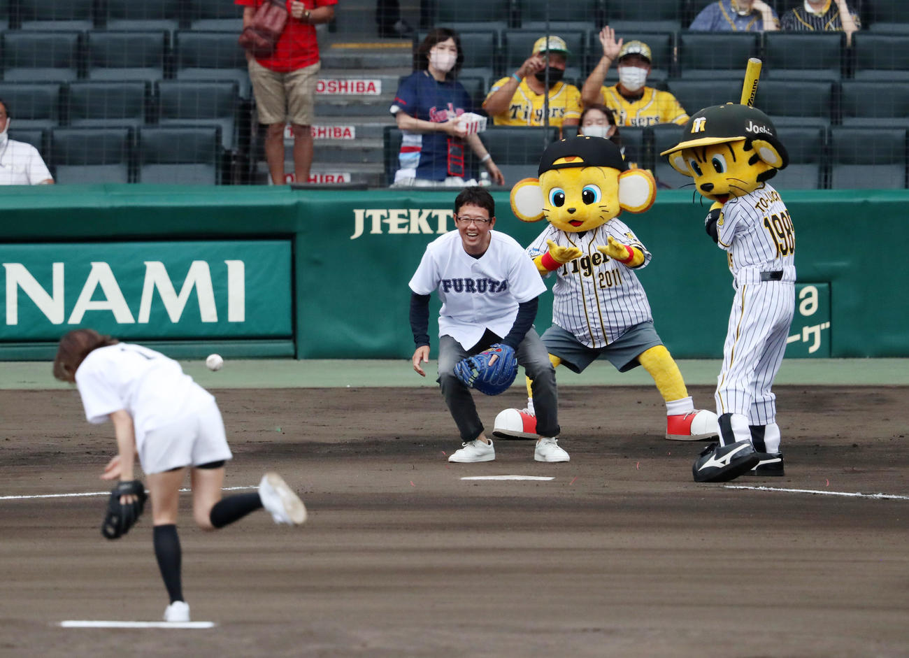 阪神対ヤクルト　ファーストピッチセレモニーでヒロド歩美アナウンサー（左）の投球したボールに苦笑いを見せる捕手役の古田敦也氏（撮影・加藤哉）