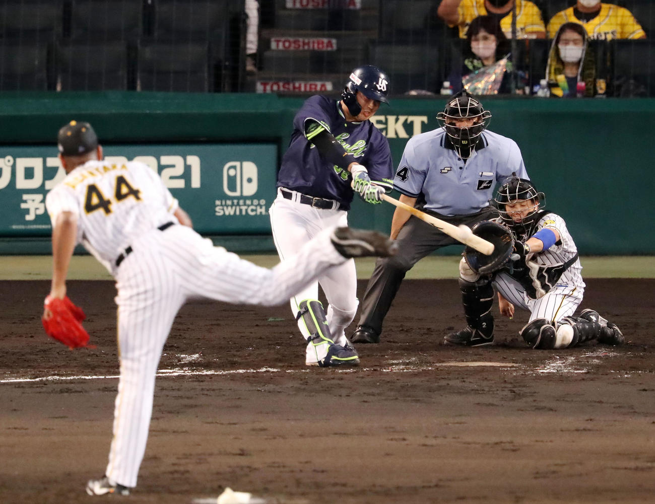 阪神対ヤクルト　4回表ヤクルト無死、村上は右越え本塁打を放つ。投手はアルカンタラ（撮影・加藤哉）
