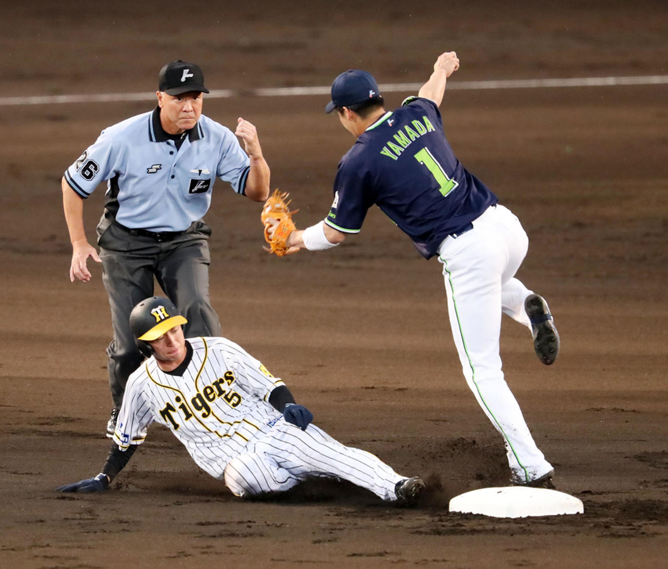 阪神対ヤクルト　1回裏阪神1死一塁、近本は二塁盗塁を決める。野手は山田（撮影・加藤哉）