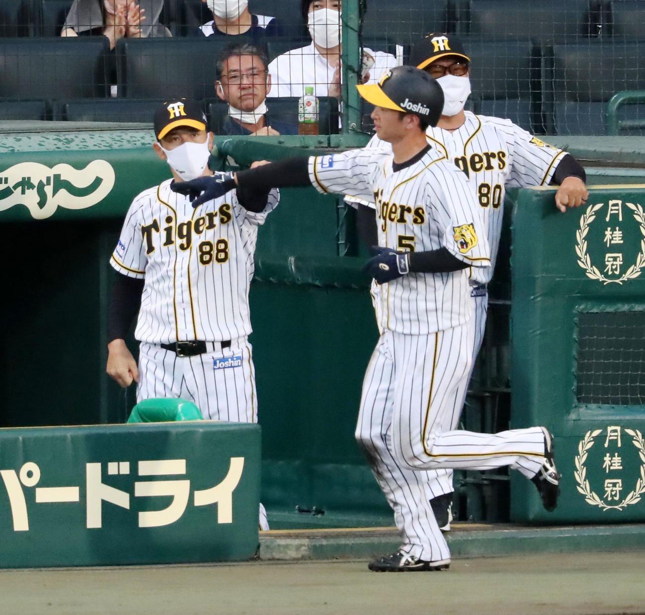 阪神対ヤクルト　1回裏阪神1死二塁、矢野監督はマルテの中越え適時二塁打で生還した近本（右）を出迎える（撮影・加藤哉）