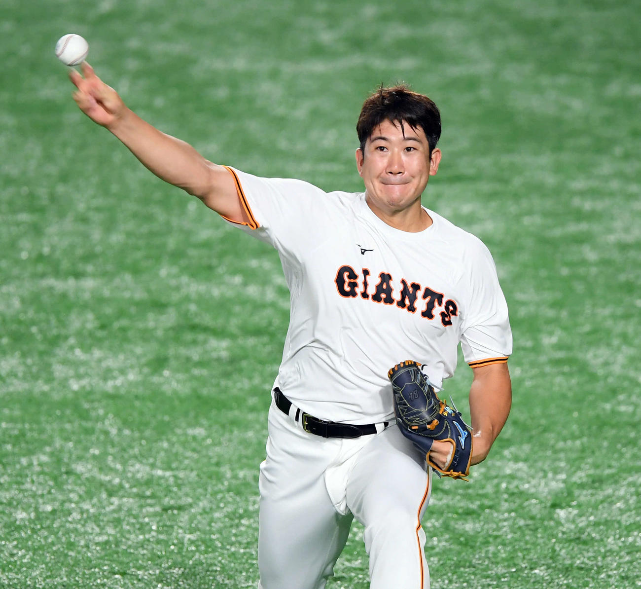 巨人対広島　外野でキャッチボールする巨人菅野（撮影・たえ見朱実）