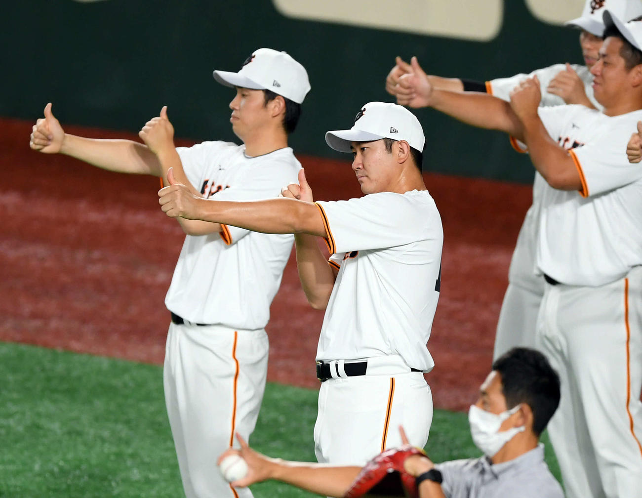 巨人対広島　ビジョントレーニングする巨人菅野（撮影・たえ見朱実）