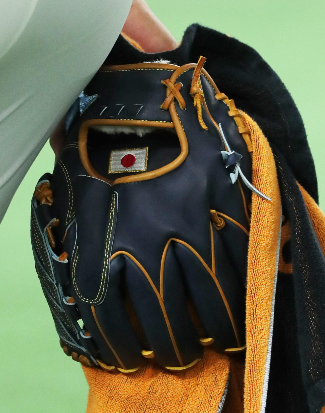 巨人菅野のグラブの内側には「日の丸」が刺しゅうされていた（撮影・足立雅史）