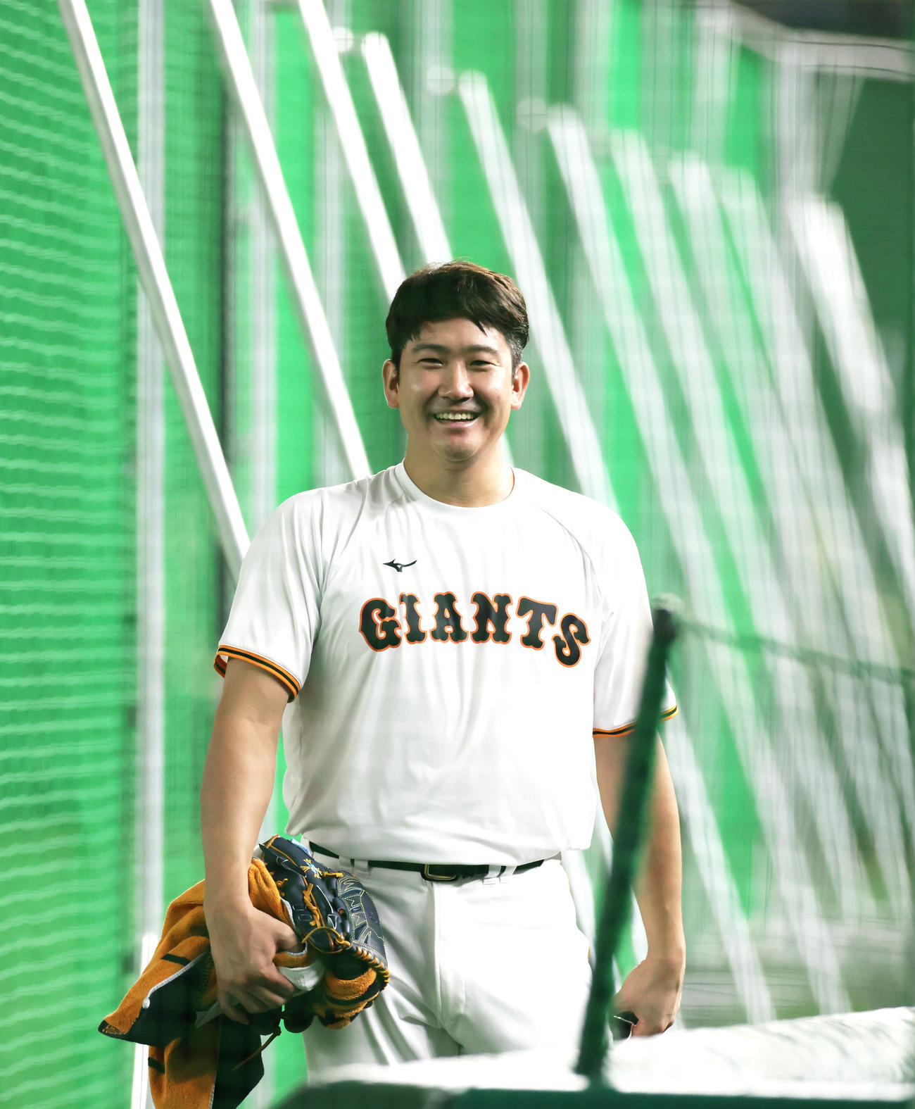 笑顔で試合前の練習を終える巨人菅野（撮影・足立雅史）