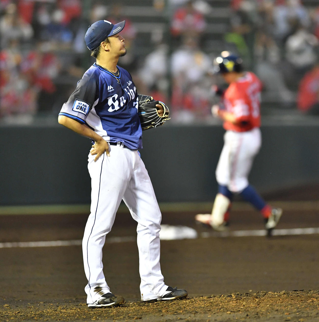 ソフトバンク対西武　4回裏ソフトバンク2死、栗原（右）に右越え本塁打を打たれ、肩を落とす平井（撮影・岩下翔太）