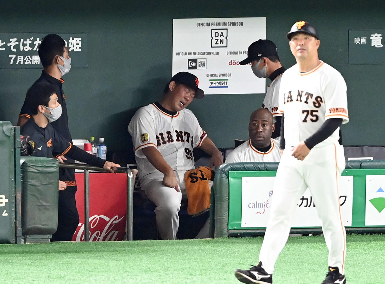 巨人対広島　8回表に1点を許しベンチに戻った巨人山口は、桑田投手チーフコーチ補佐とグータッチ（撮影・たえ見朱実）