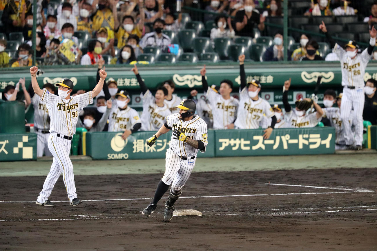 阪神対ヤクルト　8回裏阪神1死、マルテは右越え本塁打を放つ（撮影・加藤哉）