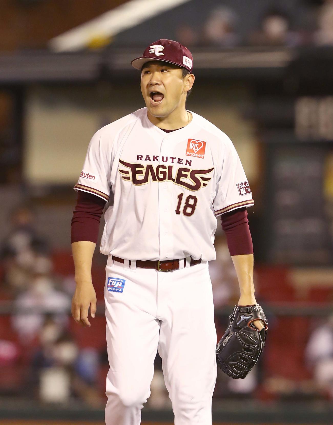 楽天対日本ハム　5回表日本ハム2死三塁、高浜を三振にとり叫ぶ田中将（撮影・黒川智章）