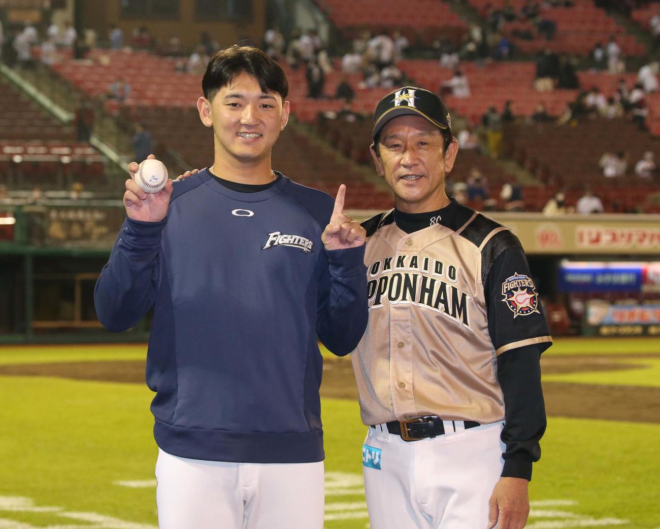 楽天対日本ハム　プロ初勝利を挙げた立野（左）は栗山監督に祝福され笑顔（撮影・黒川智章）