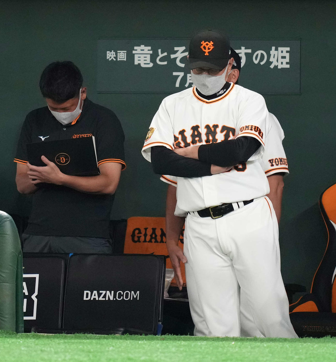 巨人対広島　ベンチでうつむく巨人原監督（右）（撮影・鈴木みどり）