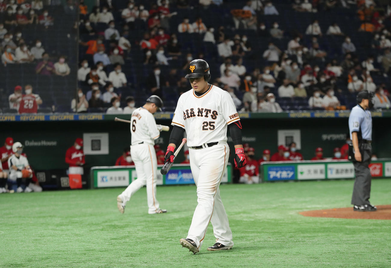 巨人対広島　9回裏巨人無死、岡本和は空振り三振に倒れる（撮影・足立雅史）