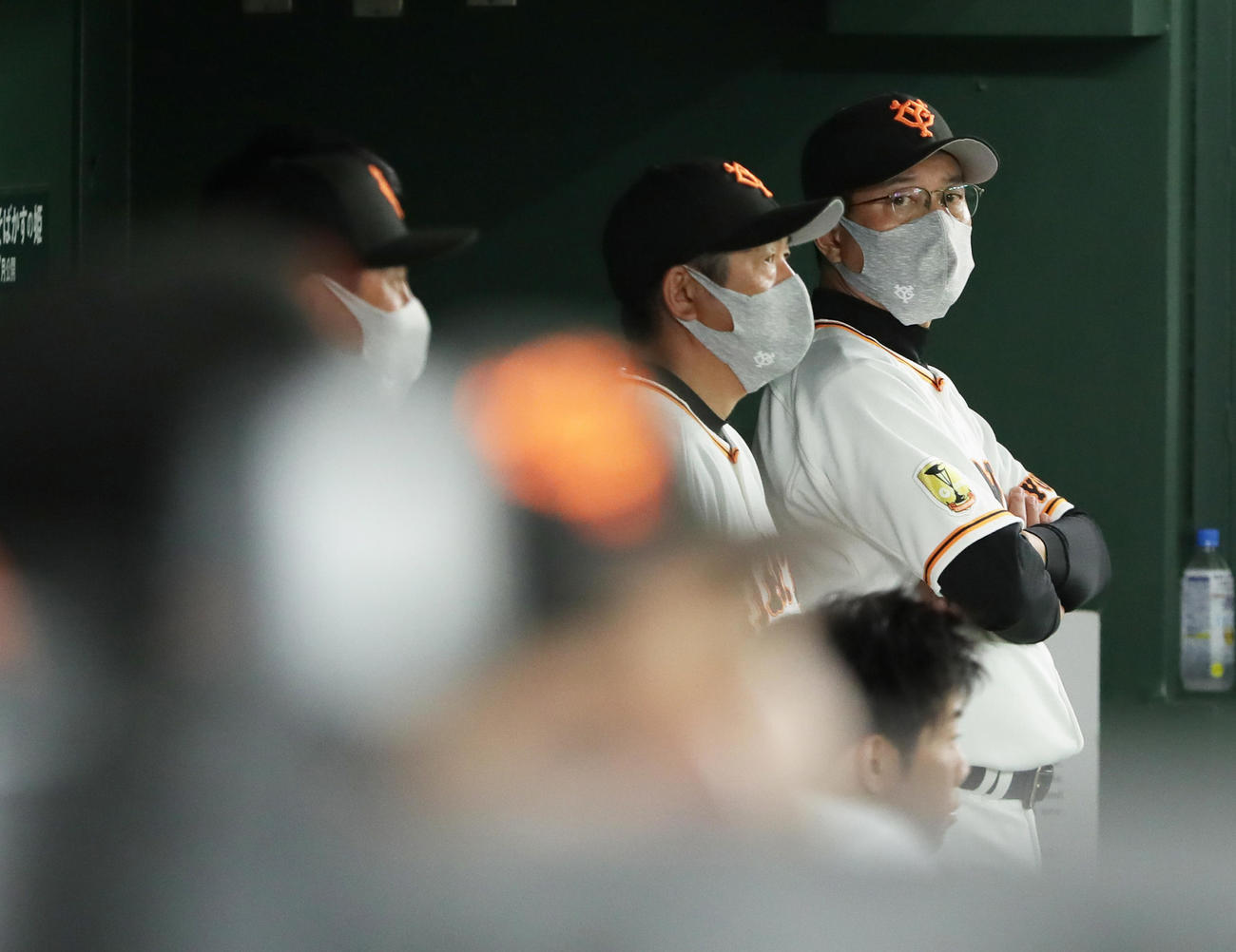 巨人対広島　厳しい表情で戦況を見つめる巨人原監督（右端）（撮影・足立雅史）