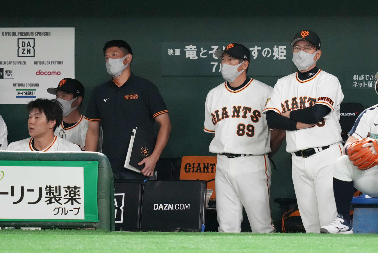 巨人対広島　ベンチで浮かない表情の巨人原監督（右）（撮影・鈴木みどり）
