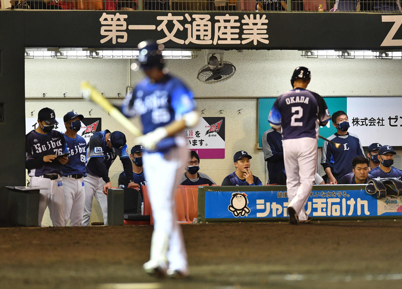 ソフトバンク対西武　9回表西武1死一塁、代打の岡田（背番号2）が三振に倒れ、ベンチで肩を落とす辻監督（後方左から3人目）と西武ナイン（撮影・岩下翔太）