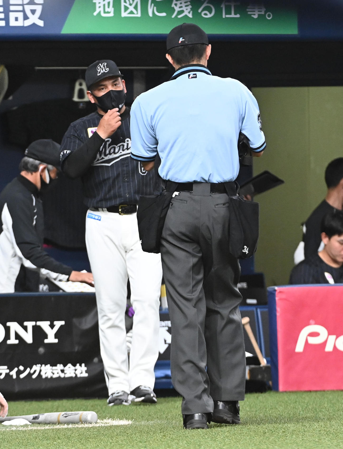 オリックス対ロッテ　5回、鈴木の交代を告げる井口監督（撮影・前岡正明）