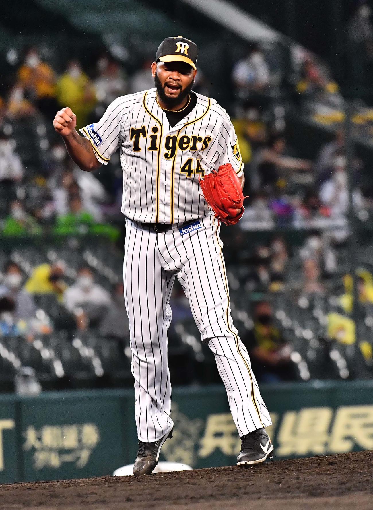 阪神対ヤクルト　6回表ヤクルト2死一塁、元山から三振を奪いジャンプして喜ぶアルカンタラ（撮影・上田博志）
