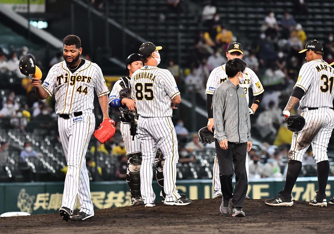 阪神対ヤクルト　7回途中1失点で降板するアルカンタラ（左）（撮影・上田博志）